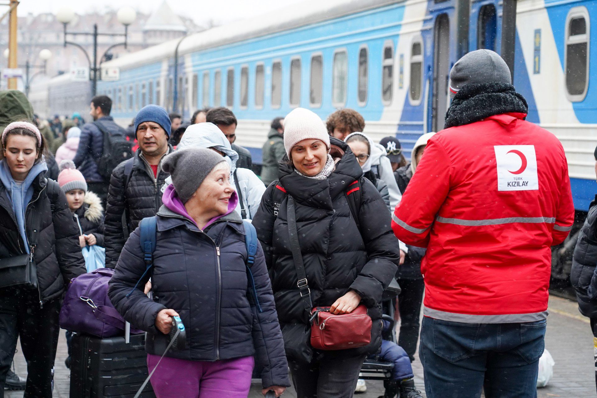 TÜRK VATANDAŞLARI KİEV’DE YAŞANAN İNSANİ KRİZİ KIZILAY EKİPLERİYLE PAYLAŞTI