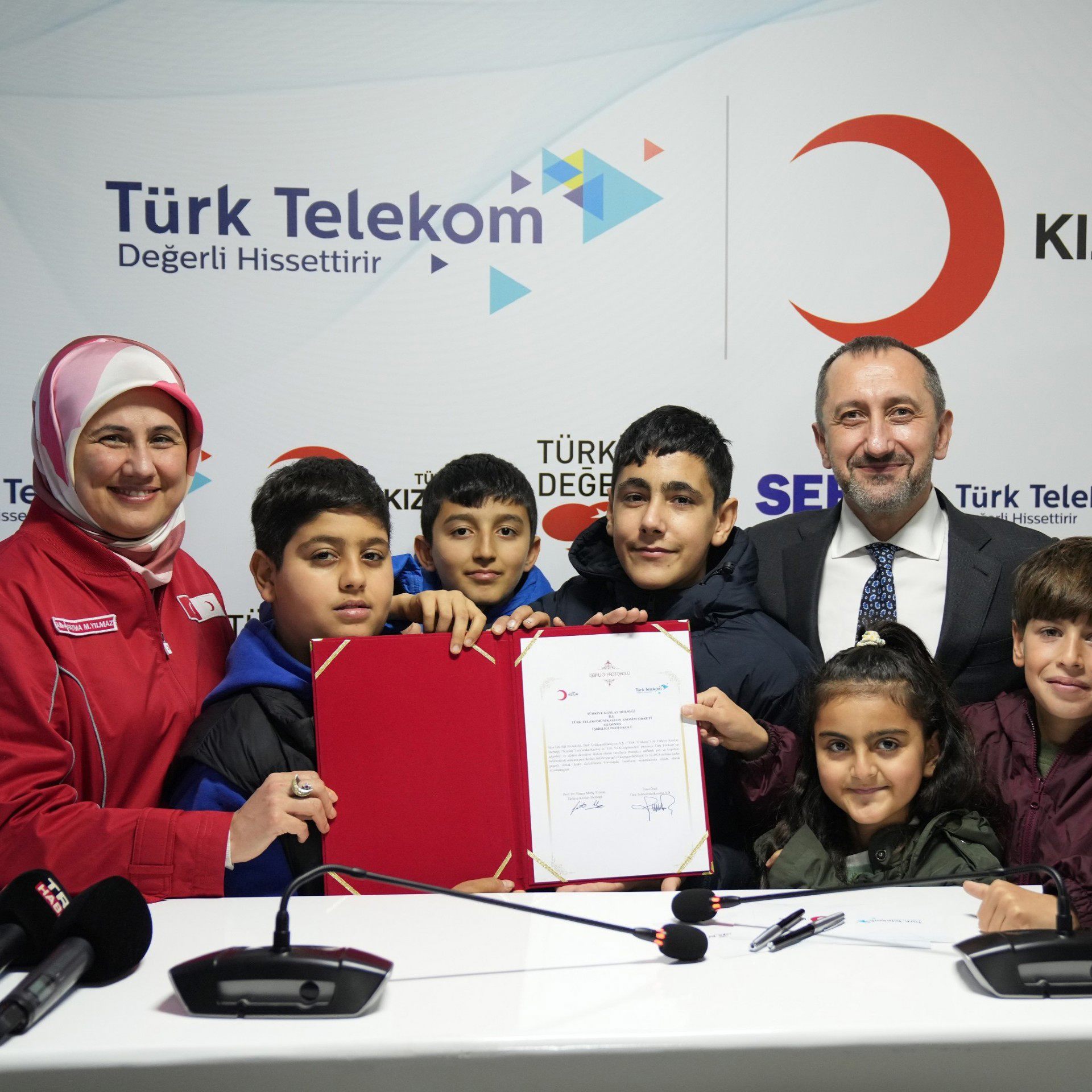 Türk Telekom ve Kızılay’dan deprem bölgesindeki öğrencilere eğitim ve teknoloji desteği