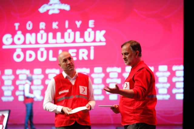 Gönüllülük hi̇kâyeleri̇yle kalpleri̇ isitanlara Kızılay’dan ödül