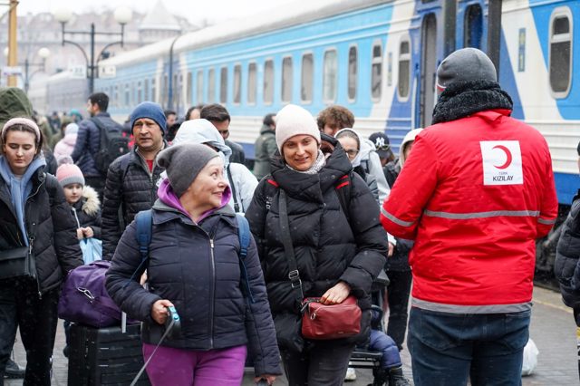 TÜRK VATANDAŞLARI KİEV’DE YAŞANAN İNSANİ KRİZİ KIZILAY EKİPLERİYLE PAYLAŞTI