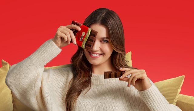 Afra Saraçoğlu Ülker Çikolata’nın yeni reklam yüzü oldu
