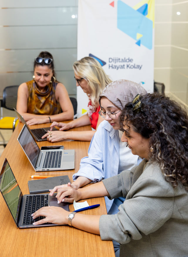 ‘Dijitalde Hayat Kolay’ projesi hibe desteğiyle kadın girişimciler dijital dünyada büyüyor